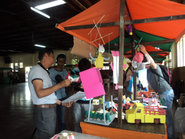 EL PROFESOR HUMBERTO, EXPLICANDO UNO DE LOS TRABAJOS.